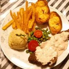 A picture of Beef Steak with creamy Peppercorn Sauce.