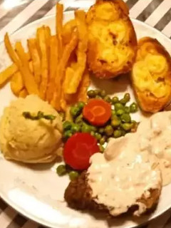A picture of Beef Steak with creamy Peppercorn Sauce.