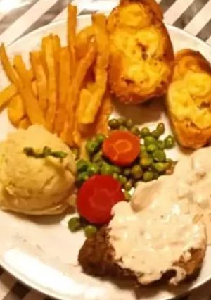 A picture of Beef Steak with creamy Peppercorn Sauce.