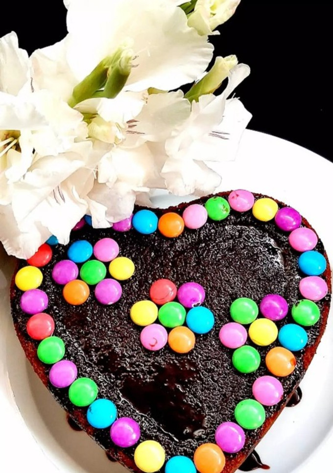 चॉकलेट केक इन कुकर(chocolate cake in Cooker recipe in hindi) रेसिपी मुख्य फोटो