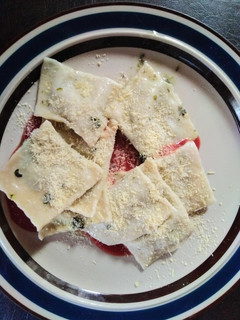 Una foto de Ravioles con queso y espinaca