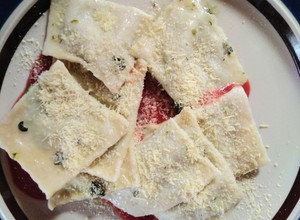 Una foto de Ravioles con queso y espinaca
