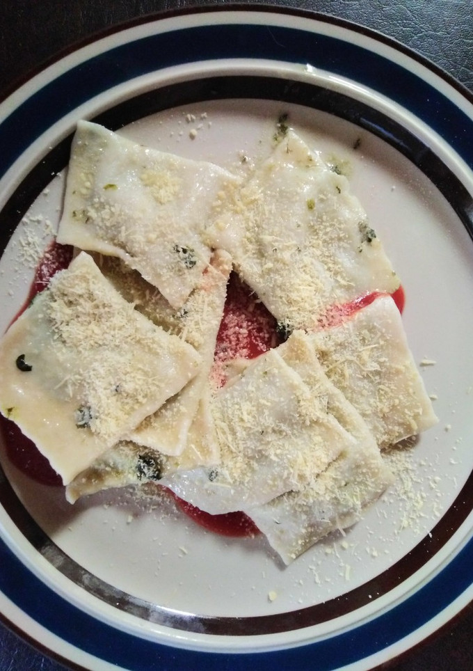 Una foto de Ravioles con queso y espinaca