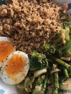 Una foto de • Quinoa con verduritas y huevo•
