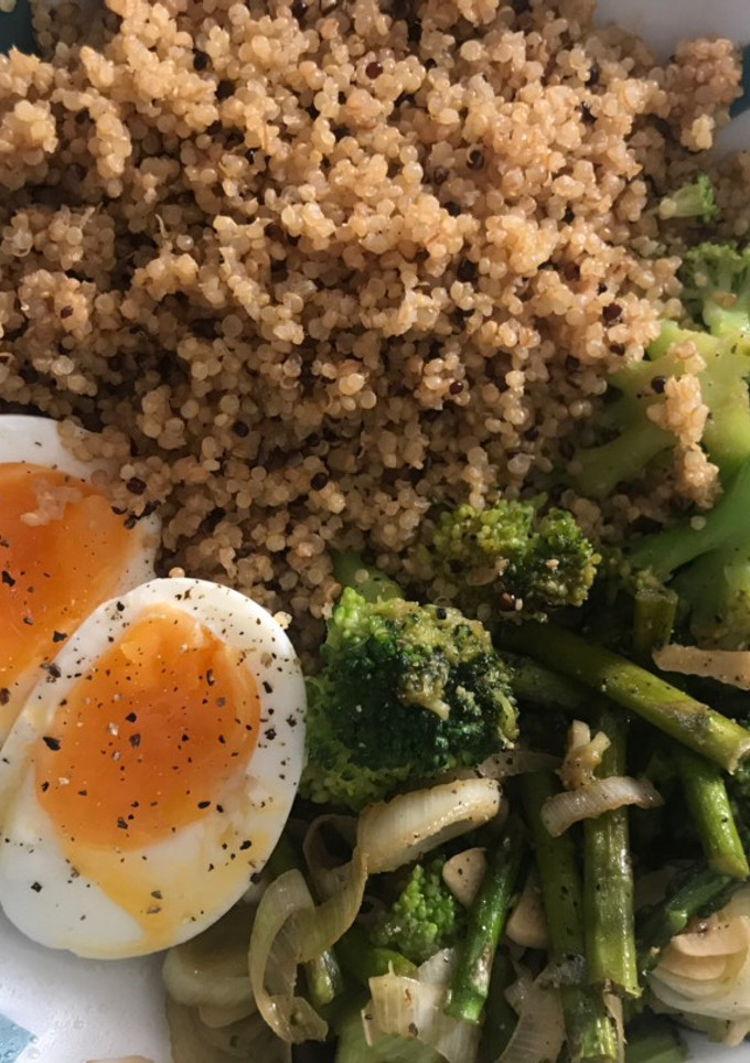 Una foto de • Quinoa con verduritas y huevo•