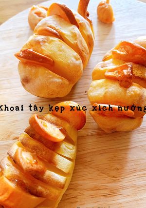Hình của món Khoai tây kẹp xúc xích nướng.