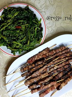 Foto di Arrosticini con cime di rapa