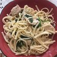 Linguini con salsa de crema y espinaca con pollo