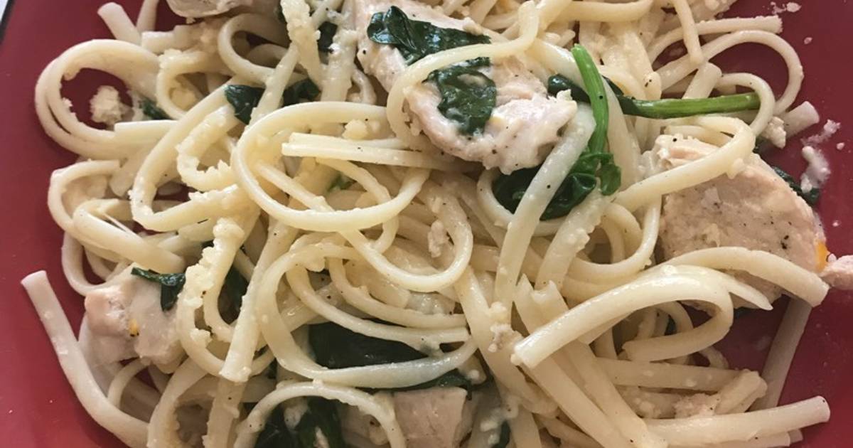 Linguini con salsa de crema y espinaca con pollo Receta de Andrea  Castellanos - Cookpad