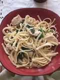 Linguini con salsa de crema y espinaca con pollo