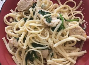 Una foto de Linguini con salsa de crema y espinaca con pollo