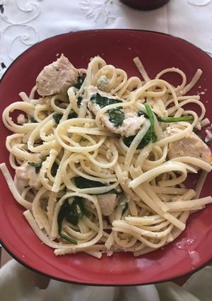 Una foto de Linguini con salsa de crema y espinaca con pollo