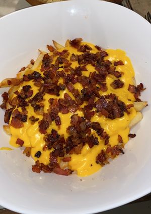 Una foto de Papas con Queso Cheddar y Panceta