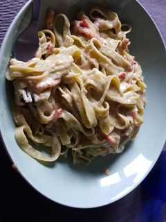 Una foto de Espaguetis carbonara tradicional