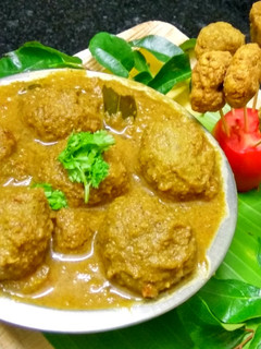 நீலகிரி மட்டன் உருண்டை குழம்பு மற்றும் கோலா லாலிபாப் (nilgiri mutton urundai kulambu recipe in Tami செய்முறை முக்கிய புகைப்படம்