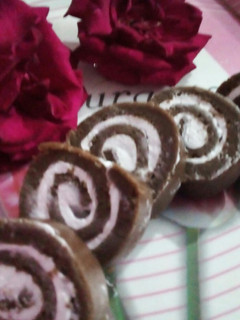 बाॅरबाॅन बिस्कुट स्वीस रोल(Bourbon biscuit swiss roll recipe in Hindi) रेसिपी मुख्य फोटो