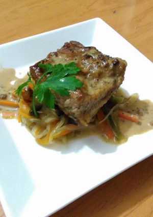 Una foto de Prechito de cerdo en salsa de almendras y café con salteado juliana