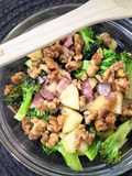 Wok de brócoli, manzana, bacon y nueces caramelizadas al curry
