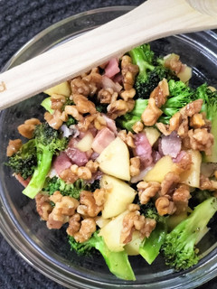 Una foto de Wok de brócoli, manzana, bacon y nueces caramelizadas al curry