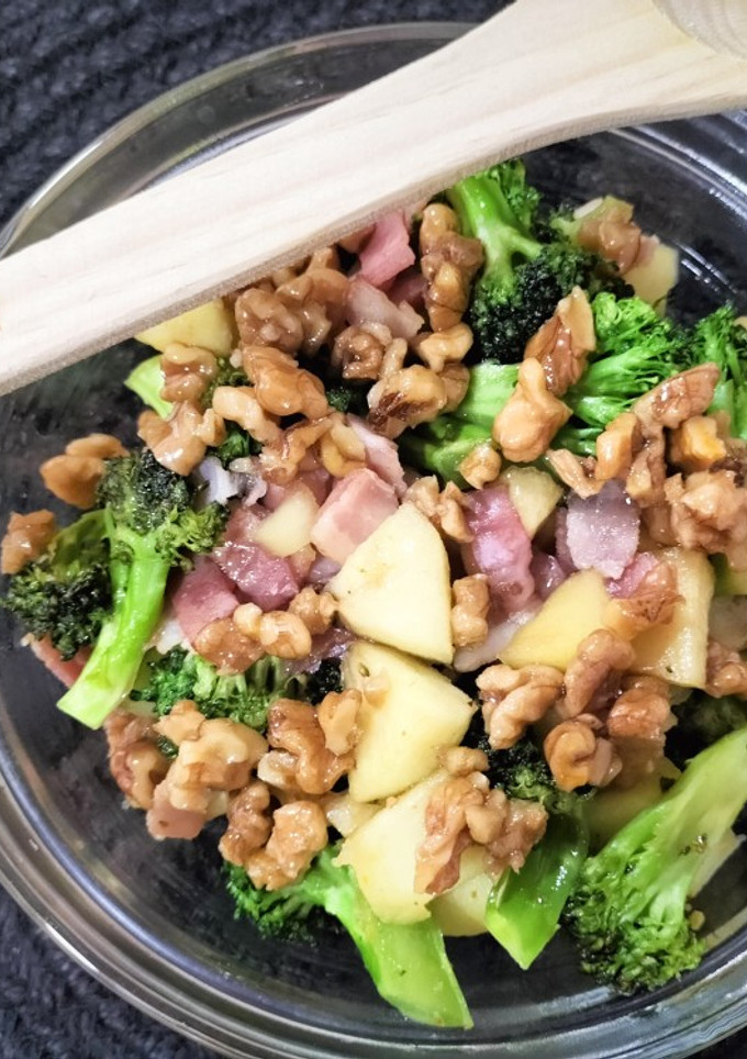 Una foto de Wok de brócoli, manzana, bacon y nueces caramelizadas al curry