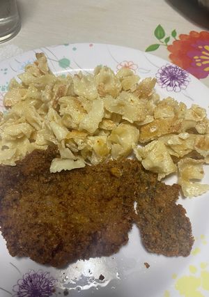 Una foto de Milanesa con fideos 🥩🍝