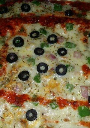A picture of Macaroni hot pizza cake.