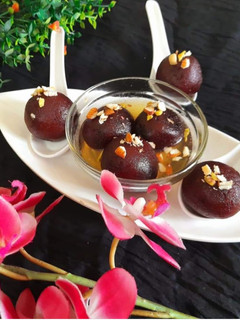 मावा गुलाब जामुन (mawa gulab jamun recipe in Hindi) रेसिपी मुख्य फोटो
