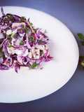 Ensalada de col lombarda con mozzarella y manzana