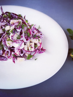 Una foto de Ensalada de col lombarda con mozzarella y manzana