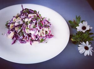Una foto de Ensalada de col lombarda con mozzarella y manzana