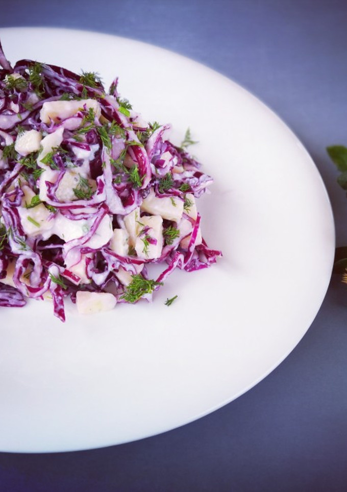 Una foto de Ensalada de col lombarda con mozzarella y manzana