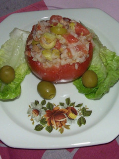 Una foto de Tomates rellenos de arroz y atún