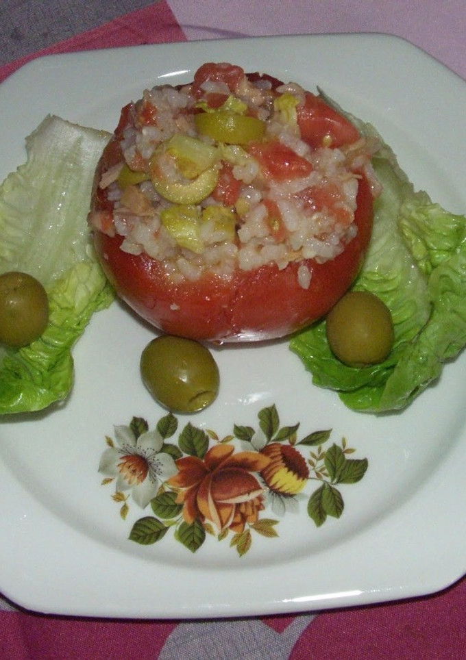 Una foto de Tomates rellenos de arroz y atún