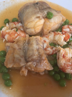 Una foto de Rape en salsa con guisantes y langostinos