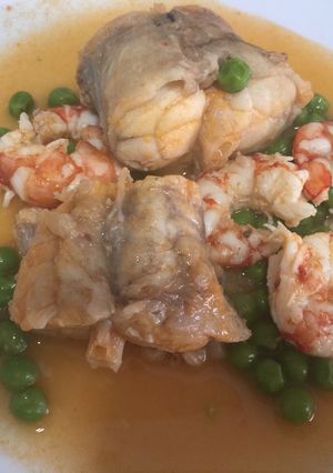 Una foto de Rape en salsa con guisantes y langostinos