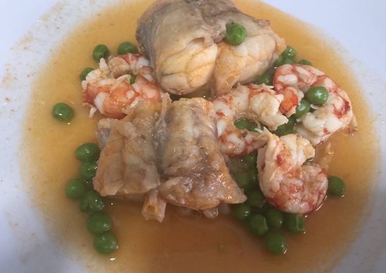 Rape en salsa con guisantes y langostinos