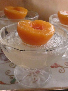 Una foto de Gelatina de almíbar de melocotón