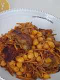 Fideos tostados con costillas de cerdo y garbanzos
