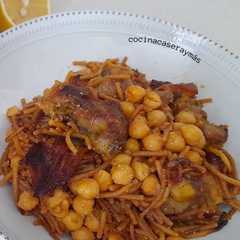 Una foto de Fideos tostados con costillas de cerdo y garbanzos