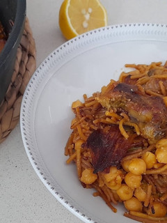Una foto de Fideos tostados con costillas de cerdo y garbanzos