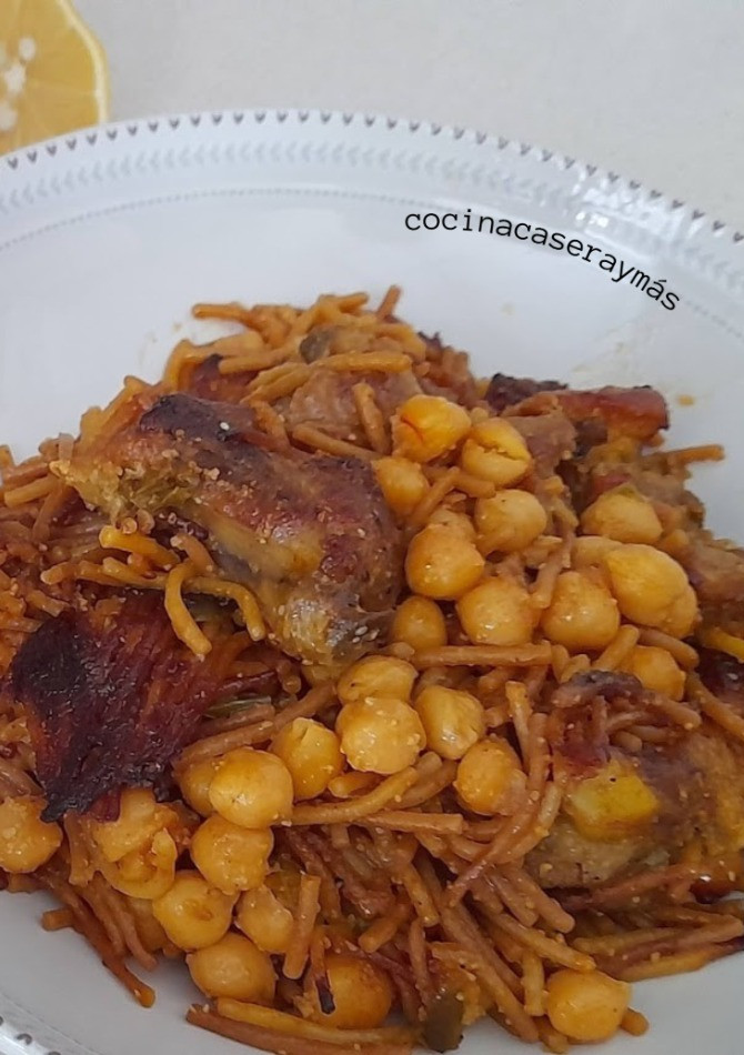 Una foto de Fideos tostados con costillas de cerdo y garbanzos