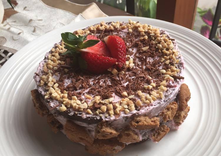 Chocolate cake with cookies