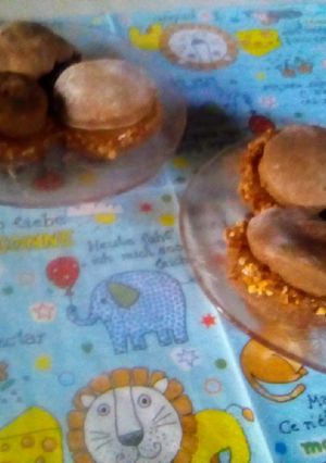 Una foto de Alfajorcitos de cacao con praliné de maní