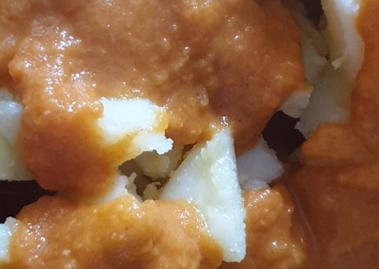 Patatas con salsa brava