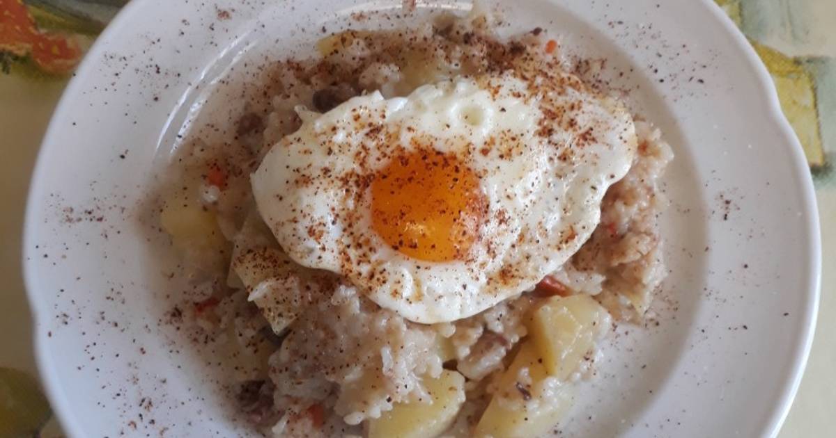 Papas con arroz y carne molida y acompañada con huevo Receta de