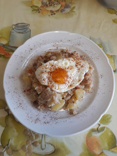 Una foto de Papas con arroz y carne molida y acompañada con huevo
