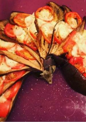 Une photo de ÉVENTAIL D’AUBERGINE TOMATES MOZZARELLA