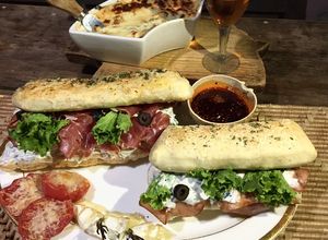 Una foto de Ciabatta con dip de alcachofa y espinaca 🥖🥬