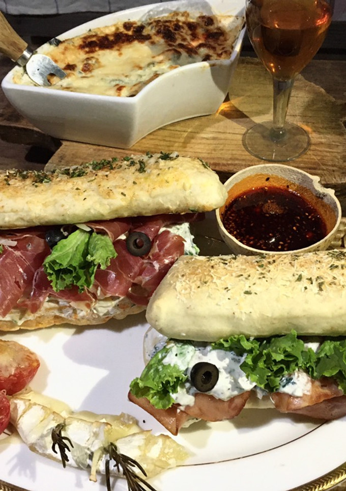 Una foto de Ciabatta con dip de alcachofa y espinaca 🥖🥬