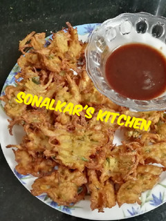 A picture of Onion Fritters/Pyaz Bhajiya.